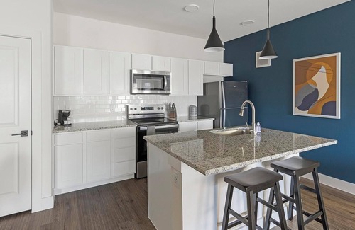 Venus Apartment | Landing | Beautiful 2BD, Gym, Pool