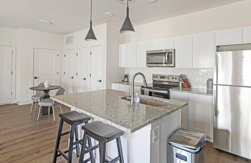 Venus Apartment | Landing | Beautiful 2BD, Gym, Pool