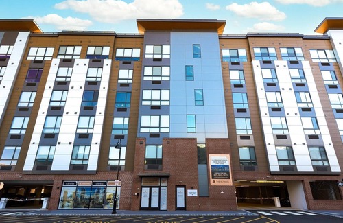 Carteret Apartment | Landing | Beautiful 2BD, Courtyard, Gym