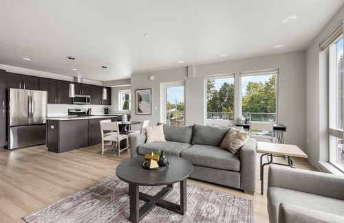 Hayden Island Apartment | Landing | Beautiful 2BD, Courtyard, Pool