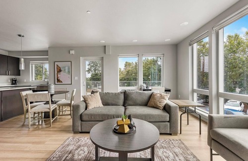 Hayden Island Apartment | Landing | Beautiful 2BD, Courtyard, Pool