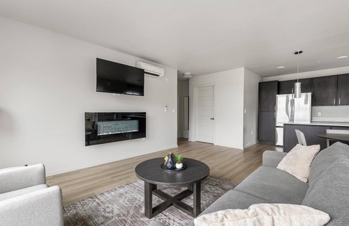 Hayden Island Apartment | Landing | Beautiful 2BD, Courtyard, Pool
