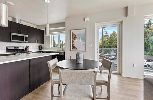 Hayden Island Apartment | Landing | Beautiful 2BD, Courtyard, Pool