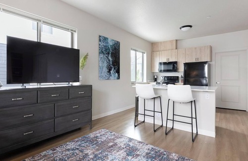 Woodburn Apartment | Landing | Beautiful Studio, Clubhouse, Pool