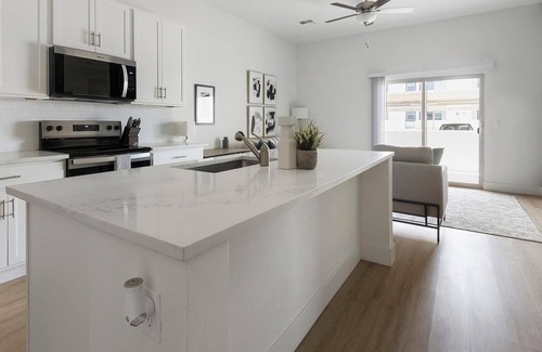 Casas Adobes Apartment | Landing | Beautiful 2BD, Pool