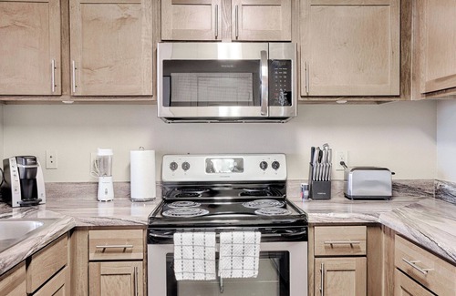 Jenks Apartment | Landing | Chic 1BD, Clubhouse, Courtyard
