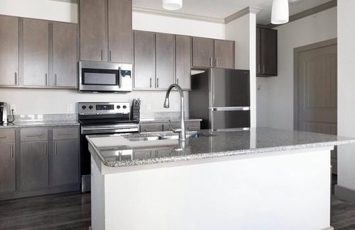 Manor Apartment | Landing | Chic 1BD, Clubhouse, Gym
