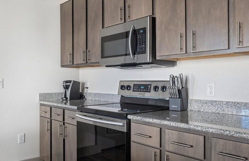 Manor Apartment | Landing | Chic 1BD, Clubhouse, Gym