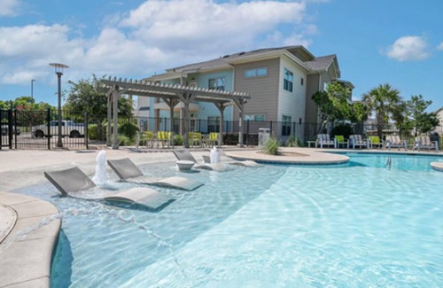 Lockhart Apartment | Landing | Chic 1BD, Gym, Clubhouse