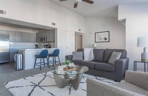 Broken Arrow Apartment | Landing | Chic 1BD, Pool, Gym
