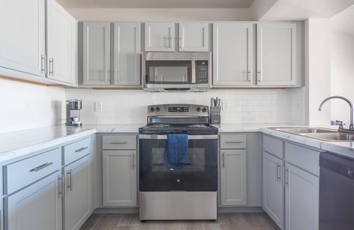 Broken Arrow Apartment | Landing | Chic 1BD, Pool, Gym