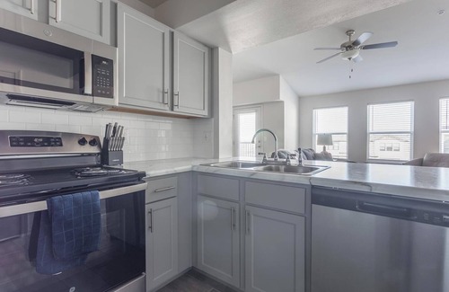Broken Arrow Apartment | Landing | Chic 1BD, Pool, Gym