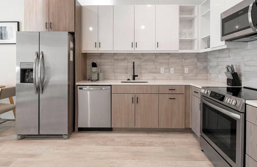 Richmond Apartment | Landing | Chic 1BD, Rooftop Lounge, Courtyard