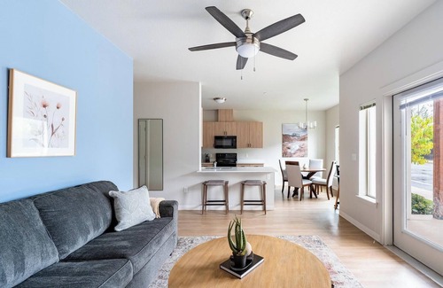 Molalla Apartment | Landing | Chic 2BD, Clubhouse, Gym