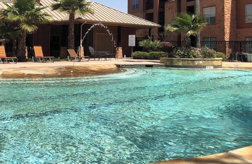 Southbelt/Ellington Apartment | Landing | Chic 2BD, Gym, Pool