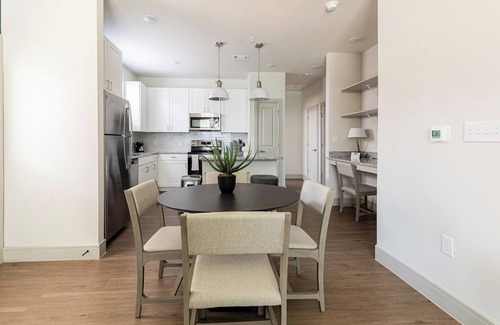 Tarrant County Apartment | Landing | Chic 2BD, Pool, Gym