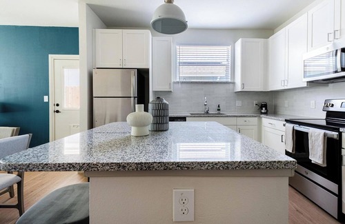 Tarrant County Apartment | Landing | Chic 2BD, Pool, Gym