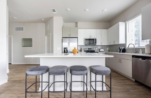 Wimauma Apartment | Landing | Chic 2BD, Pool, Clubhouse