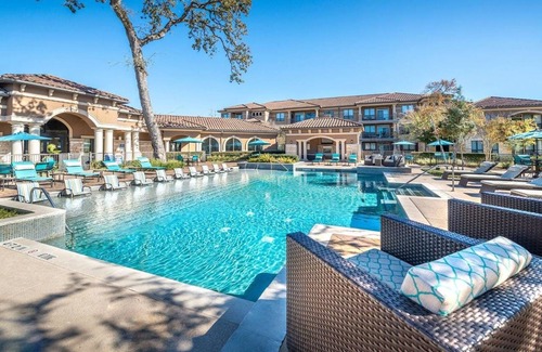 Spring Apartment | Landing | Chic 2BD, Gym, Pool