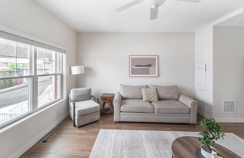 Willow Springs Apartment | Landing | Chic 2BD, Pool, Gym