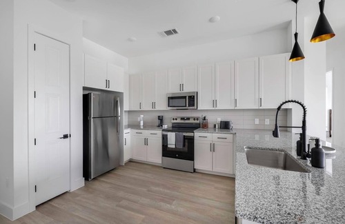 Denton Apartment | Landing | Chic 3BD in Denton