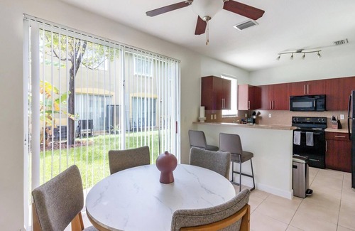 Homestead Apartment | Landing | Chic 3BD, Pool