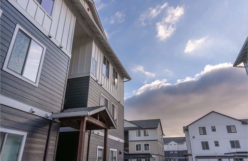 Woodburn Apartment | Landing | Chic Studio, Gym, Clubhouse