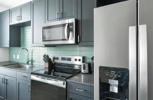 Northside Apartment | Landing | Chic Studio, Gym, Pool