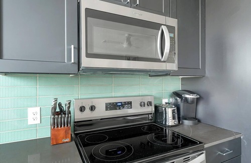 Northside Apartment | Landing | Chic Studio, Gym, Pool