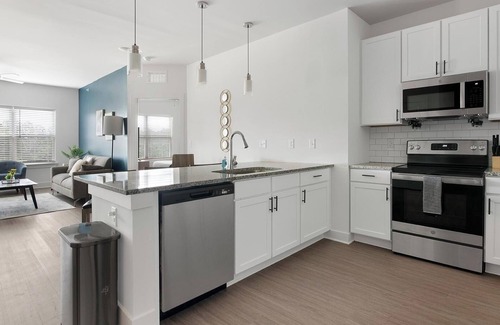 Athens Apartment | Landing | Incredible 2BD, Gym, Pool