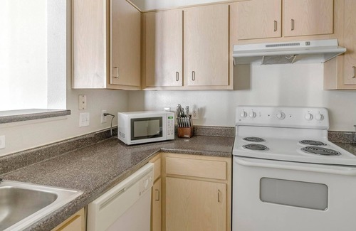 Southbelt/Ellington Apartment | Landing | Incredible 2BD, Clubhouse, Pool