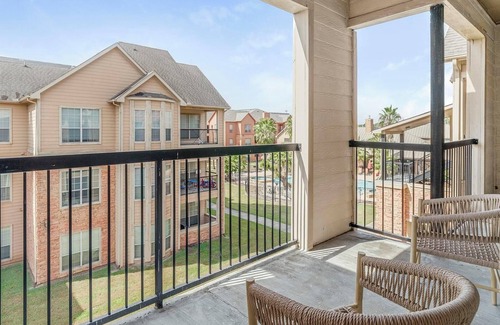 Southbelt/Ellington Apartment | Landing | Incredible 2BD, Clubhouse, Pool