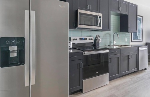 Northside Apartment | Landing | Incredible Studio, Pool, Gym