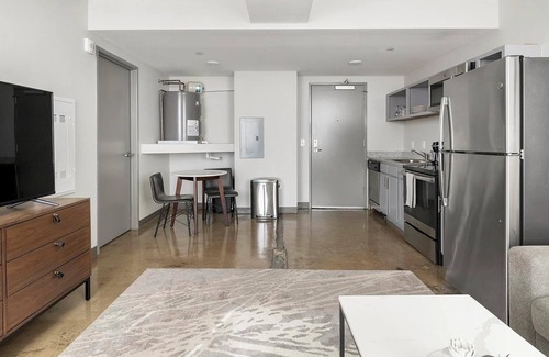 Central City Apartment | Landing | Modern 1BD, Gym