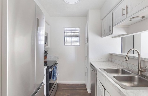 Denton Apartment | Landing | Modern 1BD, Gym, Pool