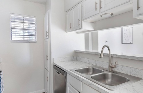 Denton Apartment | Landing | Modern 1BD, Gym, Pool