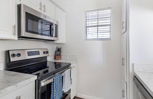 Denton Apartment | Landing | Modern 1BD, Gym, Pool