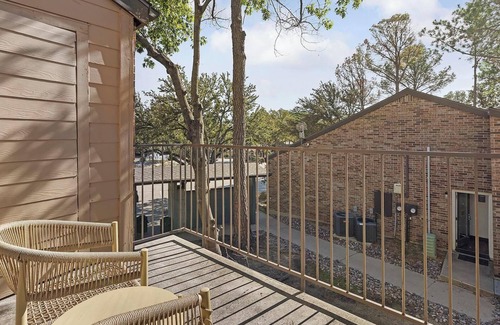 Denton Apartment | Landing | Modern 1BD, Gym, Pool