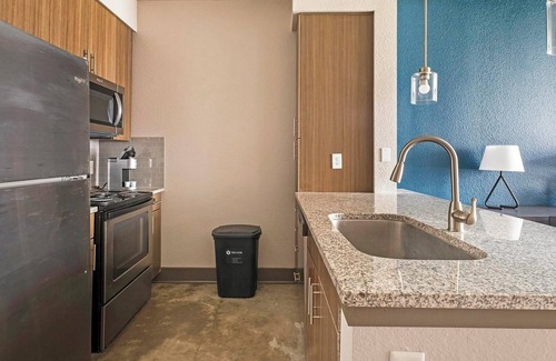 Memorial Apartment | Landing | Modern 1BD, Gym