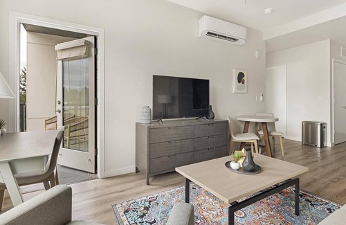 Portland Heights Apartment | Landing | Modern 1BD, Gym