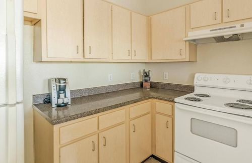Southbelt/Ellington Apartment | Landing | Modern 1BD, Pool, Gym