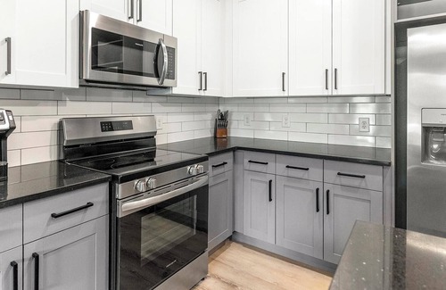 Northside Apartment | Landing | Modern 1BD, Gym, Pool