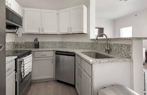 Stone Oak Apartment | Landing | Modern 1BD, Gym