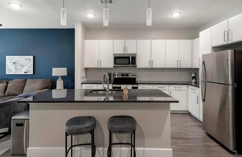 Allen Apartment | Landing | Modern 1BD, Yoga Studio, Pool