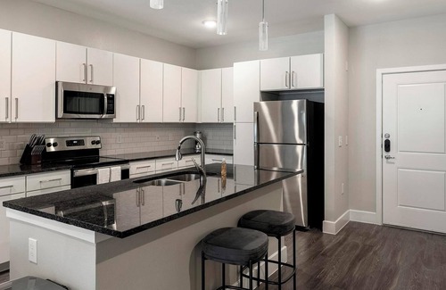Allen Apartment | Landing | Modern 1BD, Yoga Studio, Pool