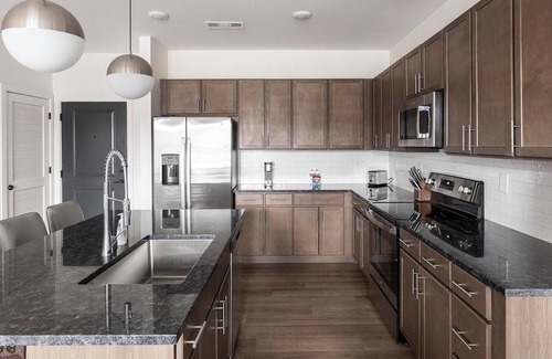 Madison Apartment | Landing | Modern 2BD, Gym, Clubhouse