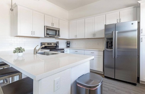Oro Valley Apartment | Landing | Modern 2BD, Pool