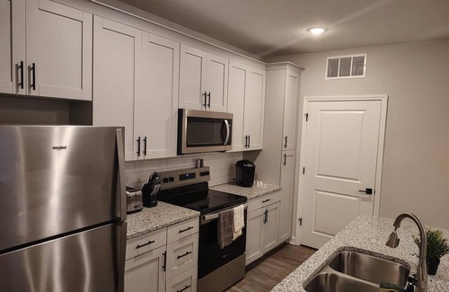Newberry Apartment | Landing | Modern 2BD, Pool, Gym