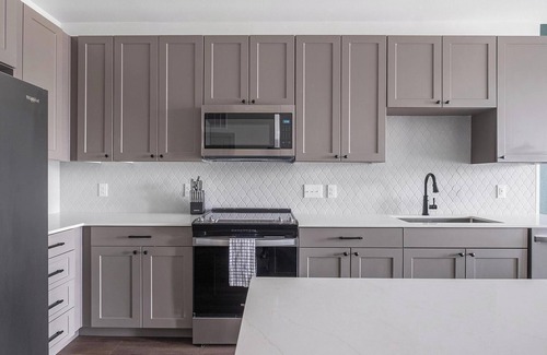Houston Apartment | Landing | Modern 2BD, Pool, Gym