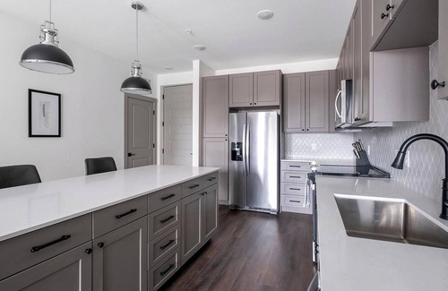 Houston Apartment | Landing | Modern 2BD, Pool, Gym